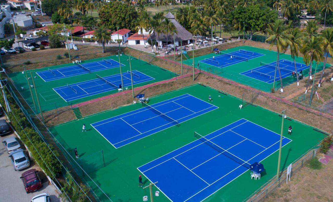 Las Hadas by Brisas Manzanillo Exterior foto Tennis courts at the resort