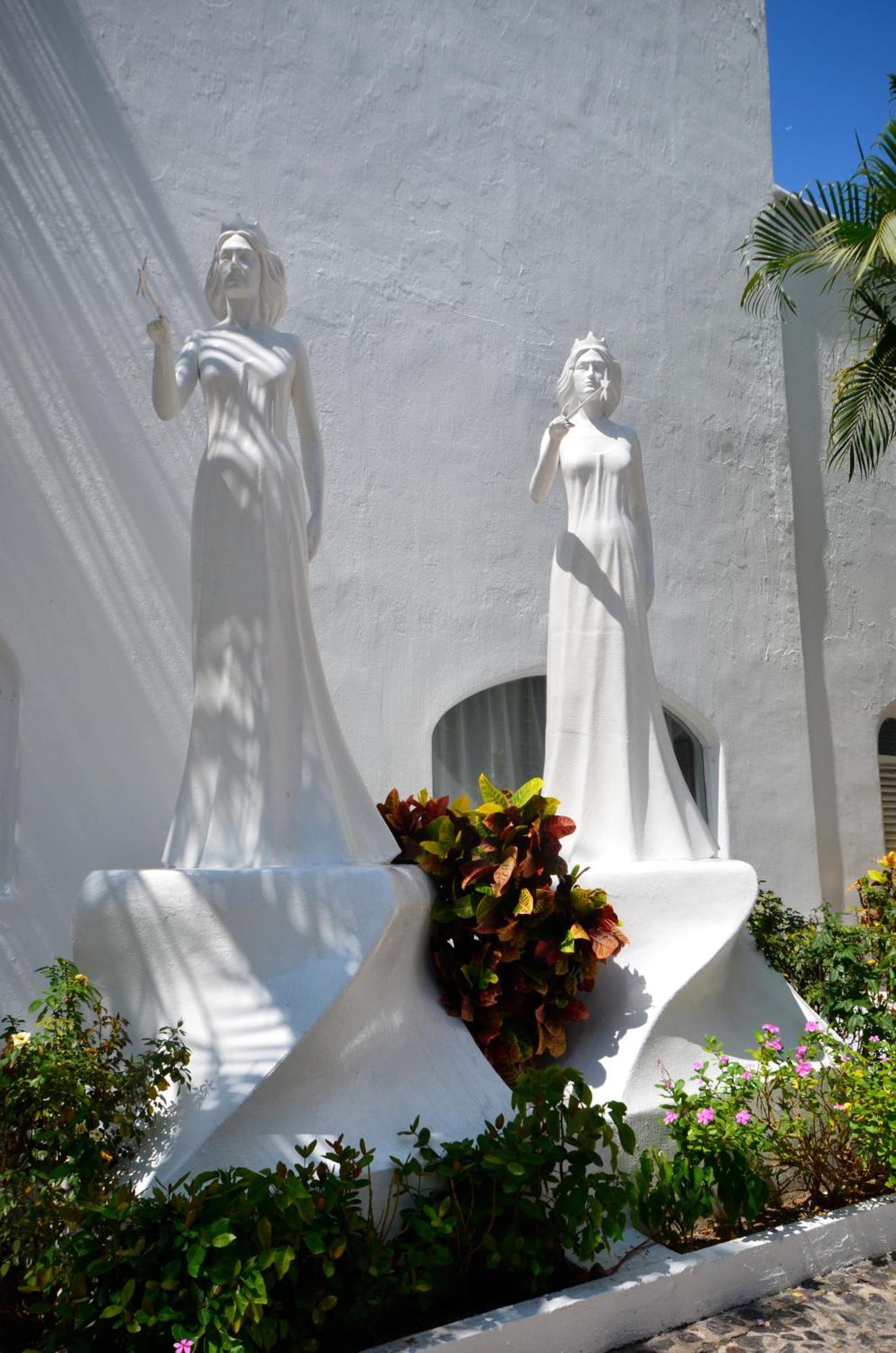 Las Hadas by Brisas Manzanillo Exterior foto The two statues of the Virgin Mary