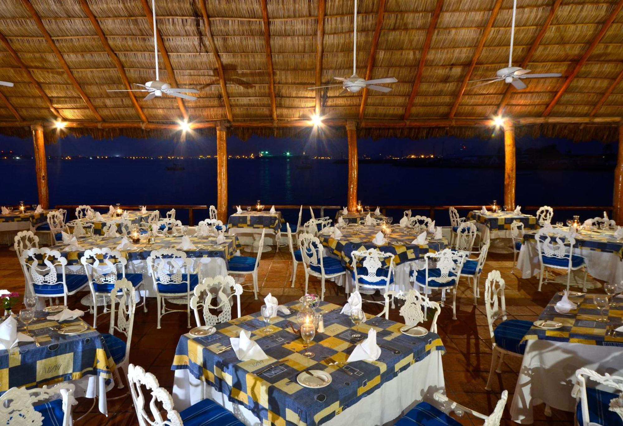 Las Hadas by Brisas Manzanillo Exterior foto The restaurant at the resort