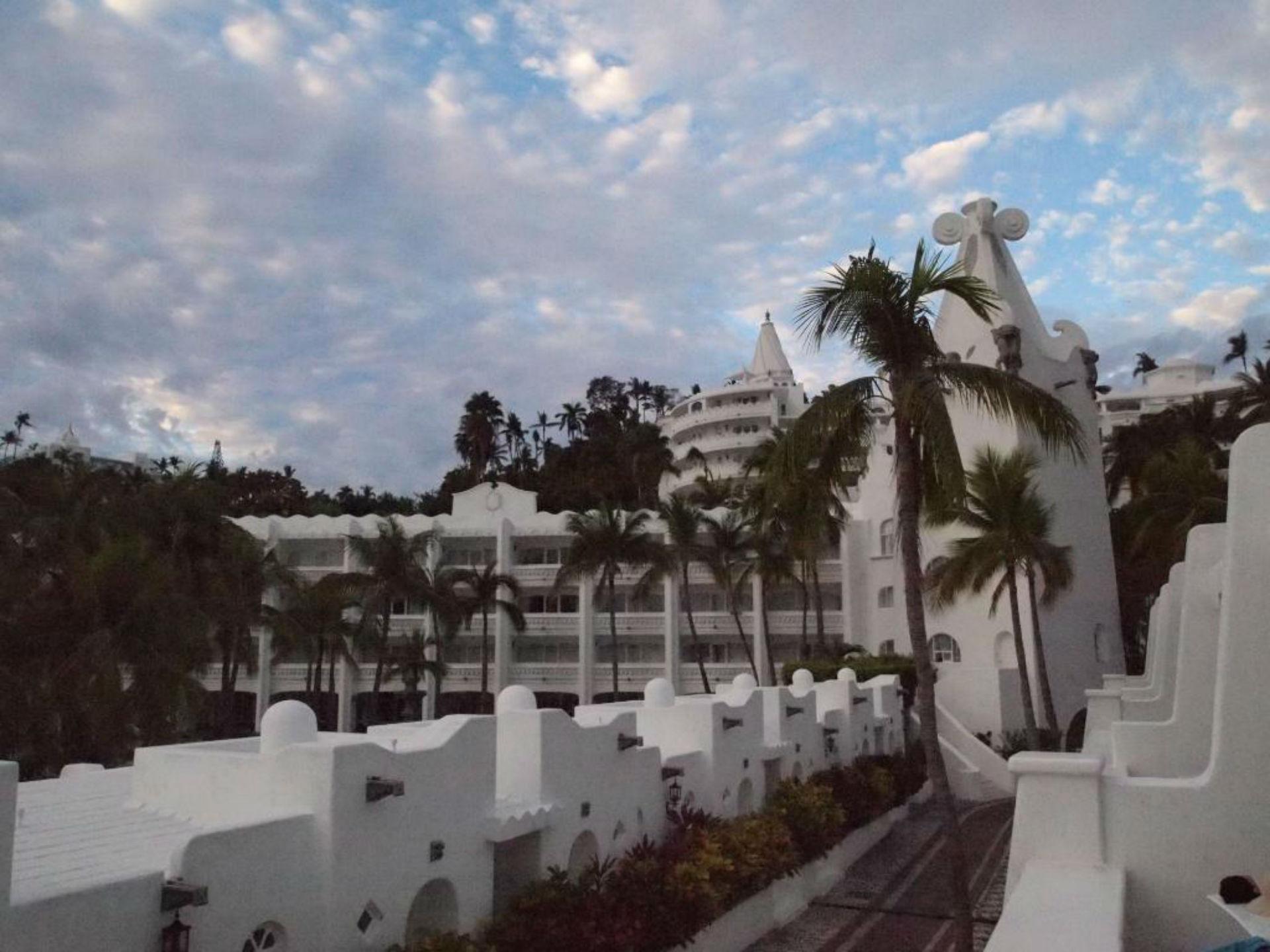 Las Hadas by Brisas Manzanillo Exterior foto The hotel at sunset